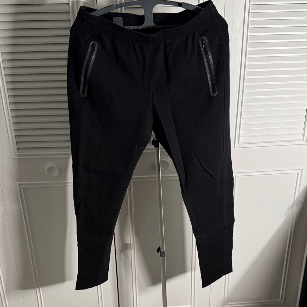 Old Navy Active Men’s Dynamic Fleece Pants
Size Large